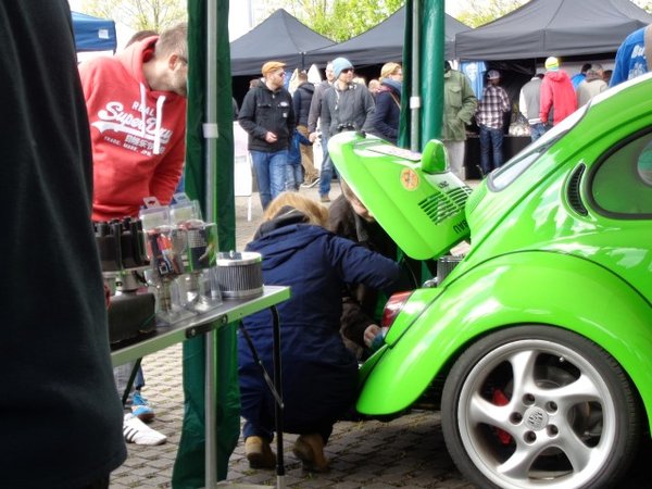 Kopfüber im Motorraum