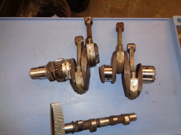 DSC03637 (Small).JPG (71.5 KiB) 12708 mal betrachtet Die Kurbelwelle ist gebrochen und hat sich richtig im Gehäuse ausgetobt