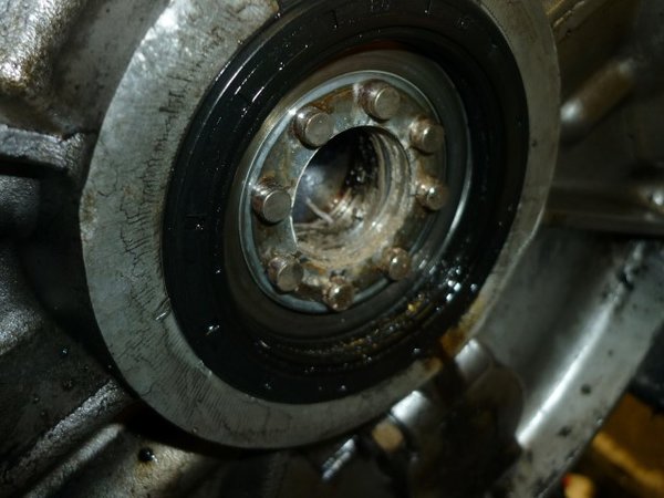 P1210216 (Small).JPG (82.69 KiB) 12498 mal betrachtet Schwungradaufnahme ist auch beschädigt