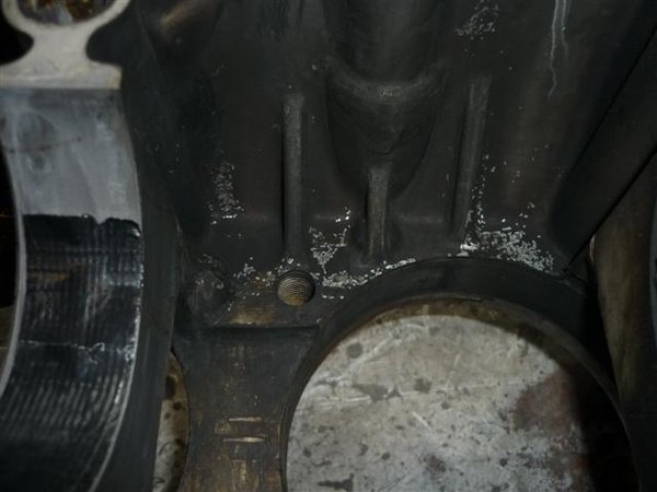 Das Motorgehäuse ist alt, Ölschlam ist in der Ölwanne und das ganze Gehäuse von innen schwarz.