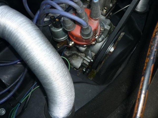 Ein fehlendes Abschlußblech lässt heiße Dämpfe in den Motorraum gelangen.