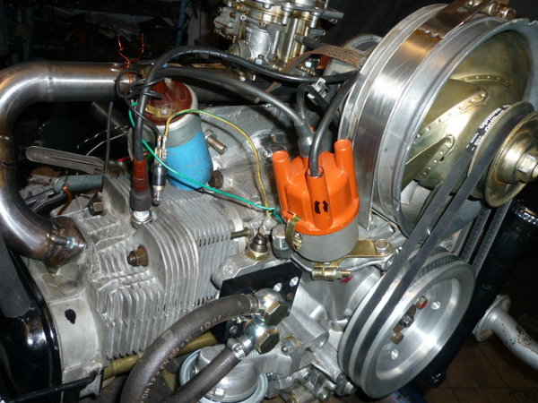 P1080910.JPG (162.16 KiB) 43688 mal betrachtet Der Verteiler ist ein umgebauter Bosch 009