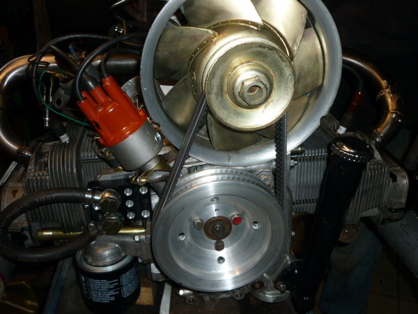 P1080909.JPG (166.01 KiB) 38281 mal betrachtet Die Riemenscheibe ist aus dem Vollen gedreht und hat wie beim Puch üblich zwei Riemen.<br />Hier jedoch mit einer noch etwas größeren Übersetzung