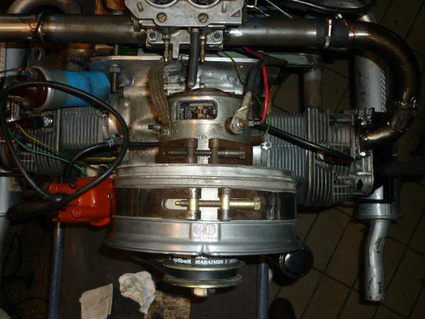 P1080912.JPG (167.19 KiB) 38281 mal betrachtet Draufsicht. Obwohl das Puchgebläse recht zierlich ist, macht es doch gewaltig Wind