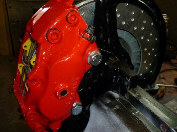 Porsche Brembo 4-Kolben Festsattel mit 304mm Bremsscheibe.<br />Innenbelüftet und gelocht