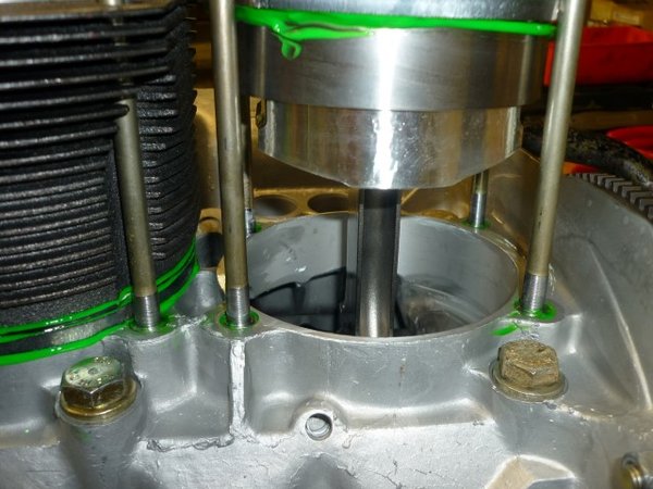 P1110567 (Small).JPG (99.13 KiB) 16572 mal betrachtet Ein 3,0l gehört nicht zu den dichtesten Motoren, also etwas großzügiger Dichtmittel, als gewohnt